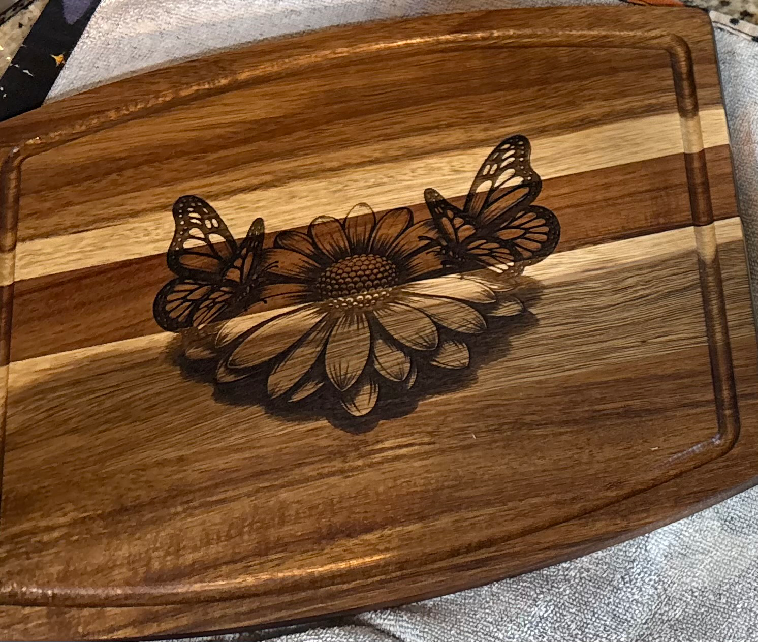 Engraved Honeybee Acacia Cutting Board 🐝